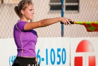 Un entrenador le dice 'mamacita' a la juez de línea y es expulsado