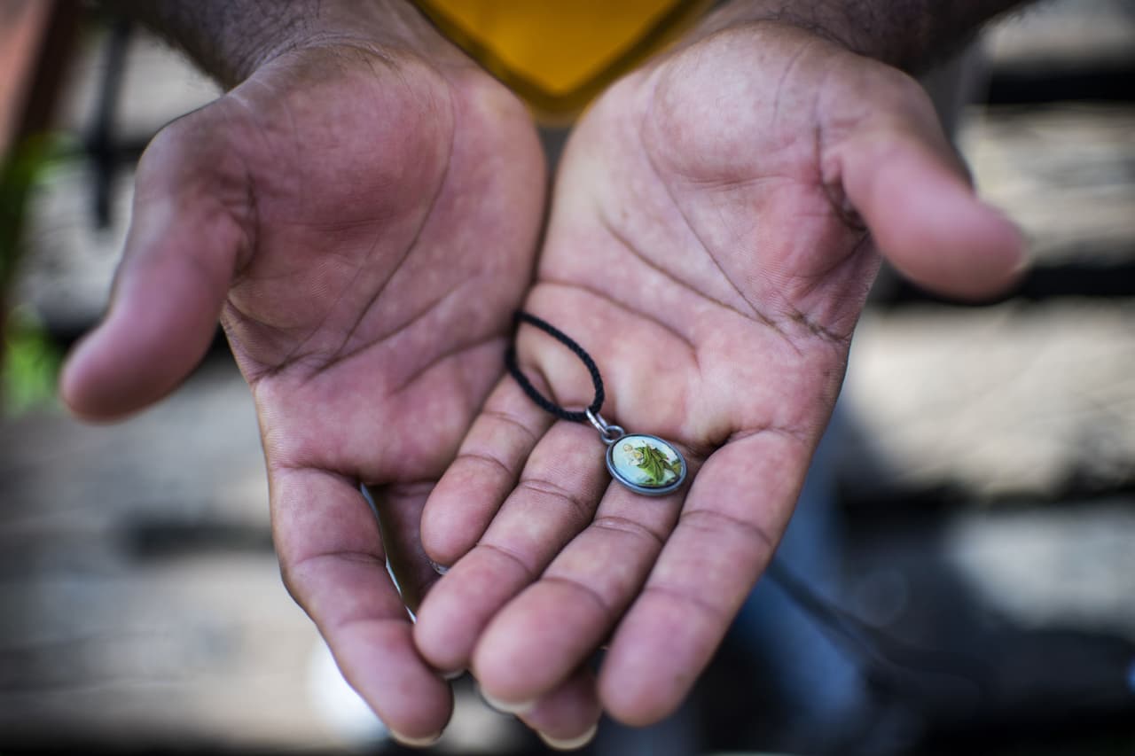 <b>Norvin Ramírez</b> salió de Nicaragua huyendo de la violencia política. Acompaña a la caravana para llegar “a donde lo lleve el destino”. La pertenencia más valiosa que lleva consigo es una imagen de San Judas Tadeo, el “santo Patrón de casos desesperados y causas perdidas”. Huixtla, estado de Chiapas, México. 23 de octubre de 2018.