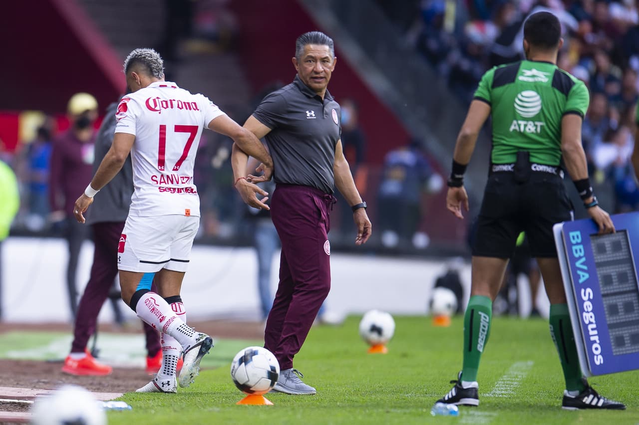 Camilo Sanvezzo tuvo que salir del campo en la primera mitad.