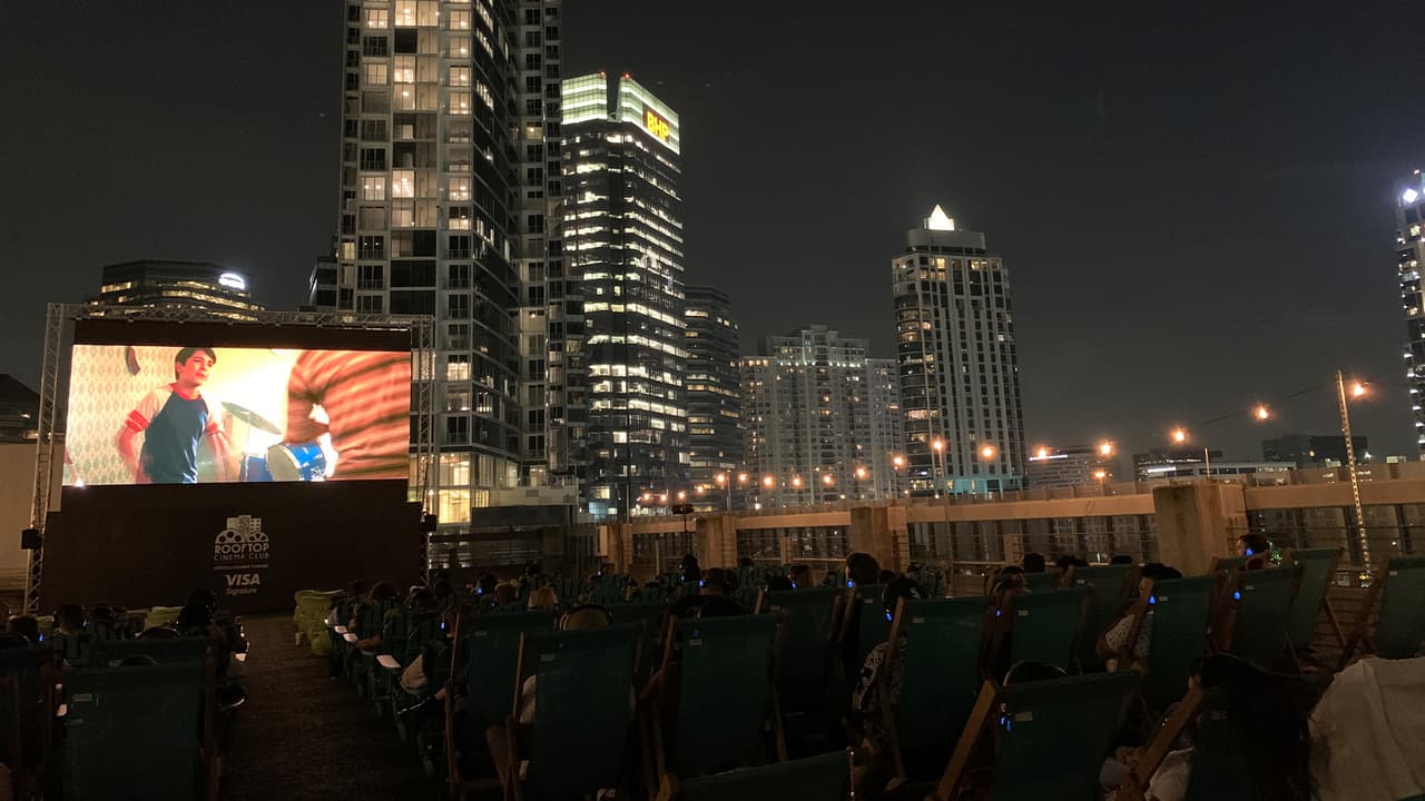 Se localiza en el cruce de las calles Post Oak Boulevard y San Felipe en el distrito Uptown de Houston.