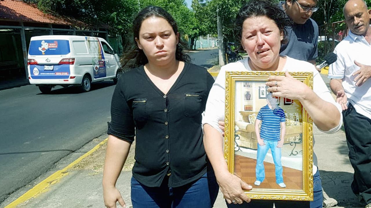 Darling Urbina protesta por el asesinato de su hijo Darwin Urbina, uno de los fallecidos en los disturbios. Urbina murió en un enfrentamiento con fuerzas afines al gobierno cerca de la Universidad Politécnica de Managua.