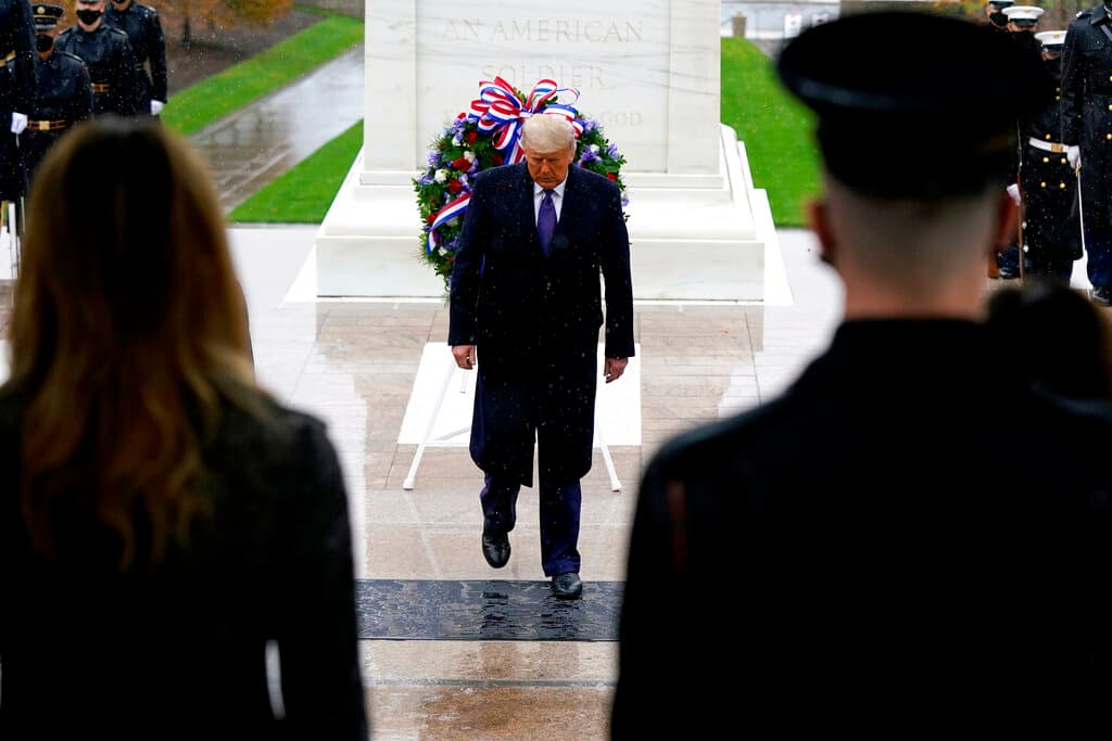 El presidente Donald Trump aparece enfrente de la Tumba del Soldado Desconocido en el Cementerio Nacional de Arlington, en Virginia, el miércoles 11 de noviembre de 2020.