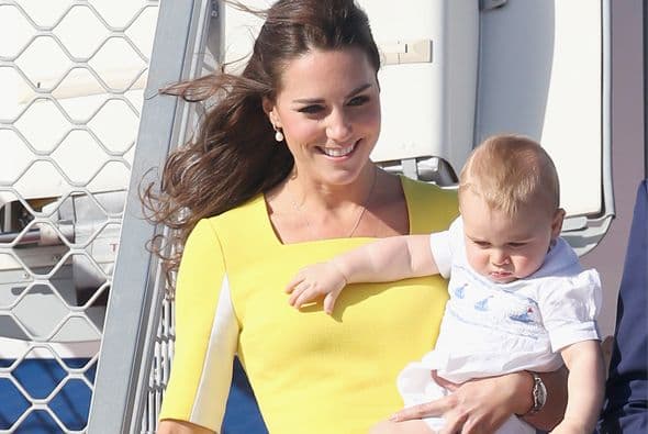 Kate Middleton, el príncipe William y el principito George llegaron a Australia. Más videos de Chismes aquí.