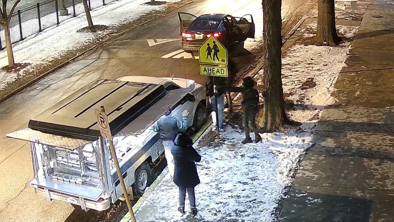Captan en video asalto a mano armada a lonchero en Logan Square