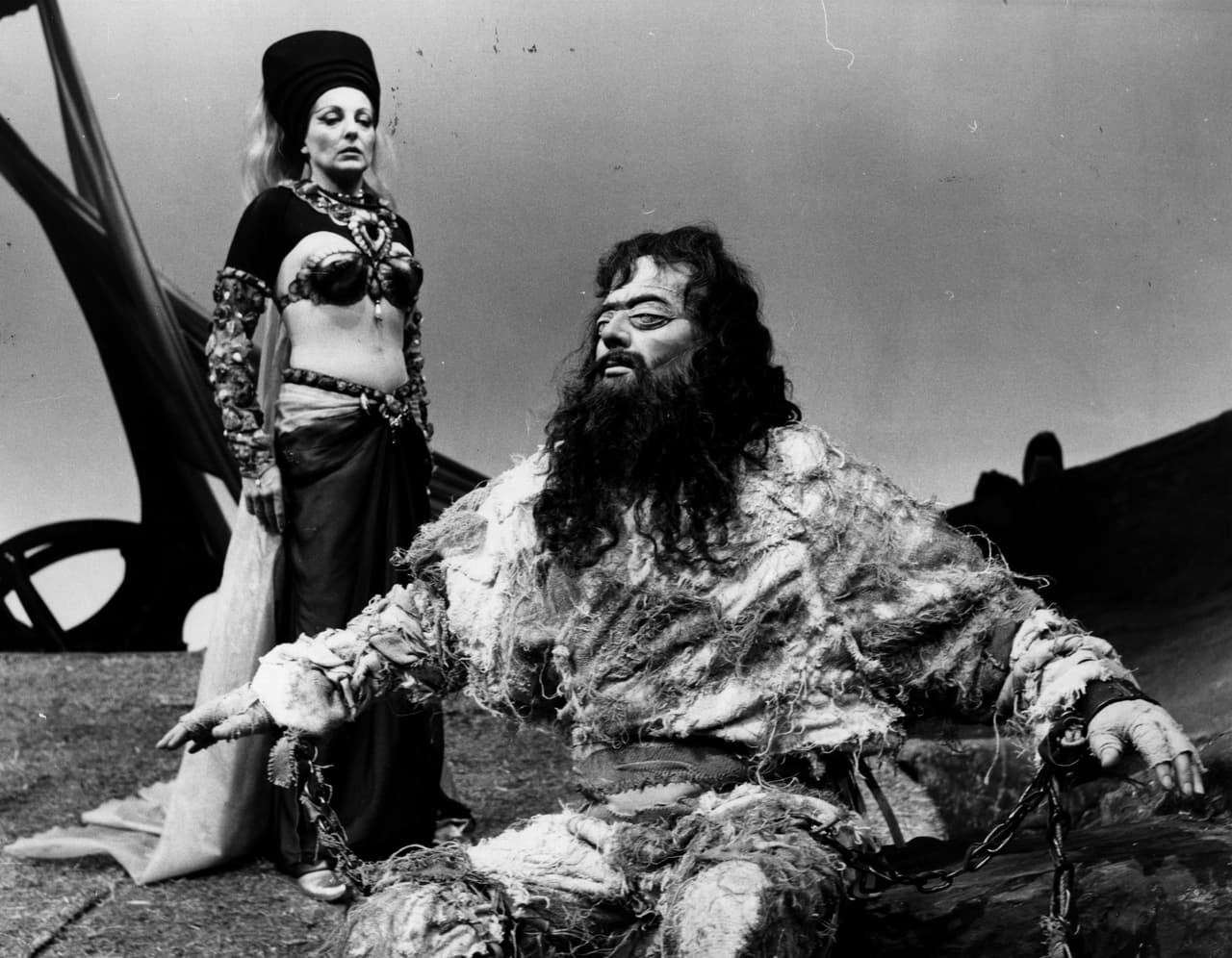 Sansón le confiesa que, si le cortan el cabello, perderá toda su fuerza. Cuando Dalila le corta el pelo y lo entrega a los filisteos, ellos le sacan los ojos y lo hacen prisionero.