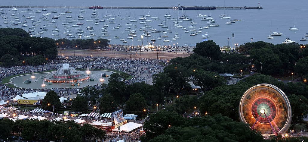 Las instalaciones de trampolines estarán sujetas a la inspección y a la concesión de permisos en virtud de la Ley de Seguridad de Atracciones (Amusement Ride and Attraction Safety Act, ARAS) en 2022. IDOL no permite que las atracciones funcionen si no han sido inspeccionadas y autorizadas. Los juegos y/o atracciones están asegurados y cumplen unas normas de seguridad predeterminadas antes de operar en Illinois. IDOL elaboró una legislación para asegurarse de que estas instalaciones y empleados cumplan con las normas de la industria. En el momento de la inspección, los propietarios deben documentar que todos los empleados que participan en el funcionamiento de los equipos de trampolín han sido sometidos a una comprobación de sus antecedentes penales y a una comprobación en el registro de delincuentes sexuales, así como que han recibido la formación adecuada y que cuentan con una política de abuso de sustancias que incluye pruebas aleatorias de drogas.
<br>