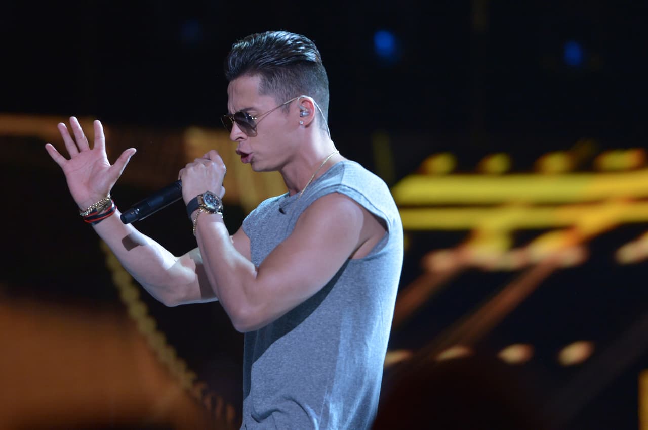 El escenario se llenó de fuego gracias a uno de los temas que practicó para la gran noche.