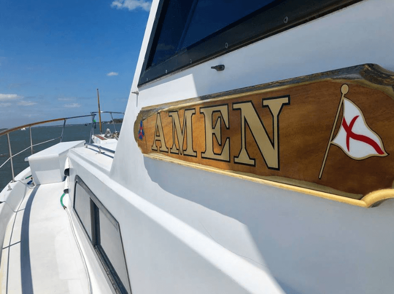 Se pusieron a rezar mientras se ahogaban, fueron rescatados en un yate llamado 'Amén'