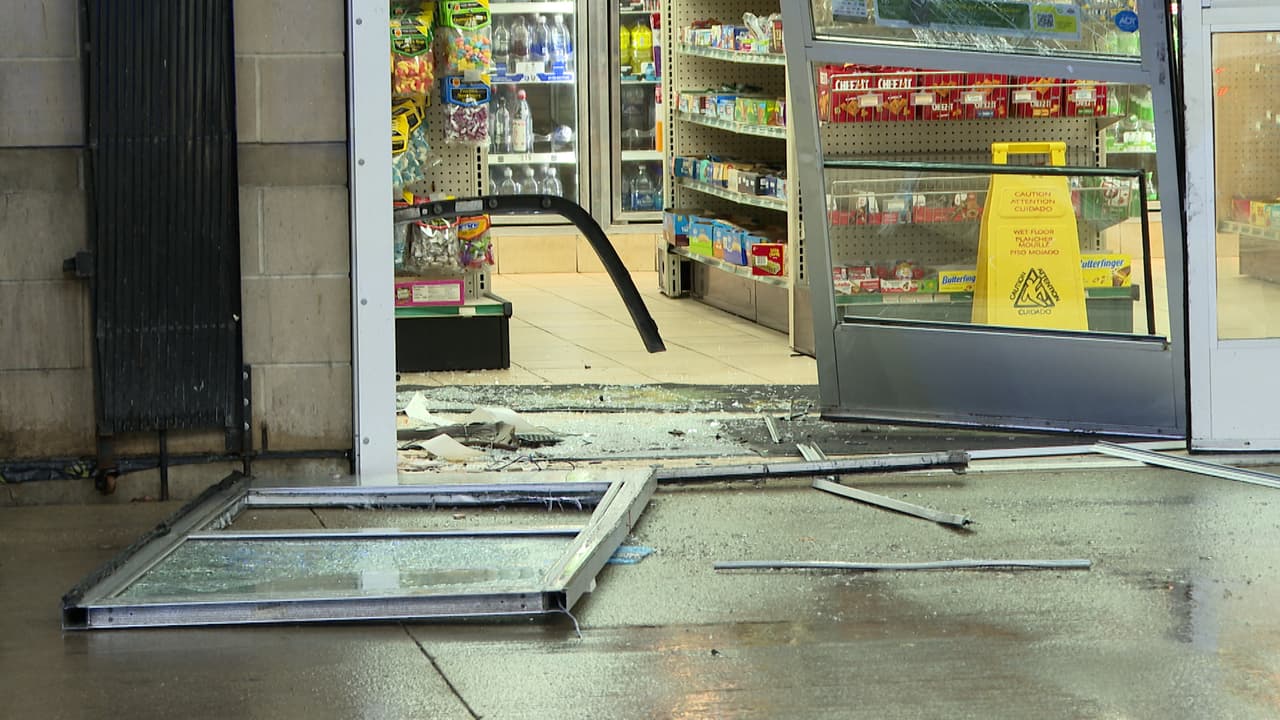 A pesar de la magnitud de los daños, no se reportaron personas heridas.
<b> Detectives del área ya se encuentran investigando el caso y analizando la evidencia disponible.</b>