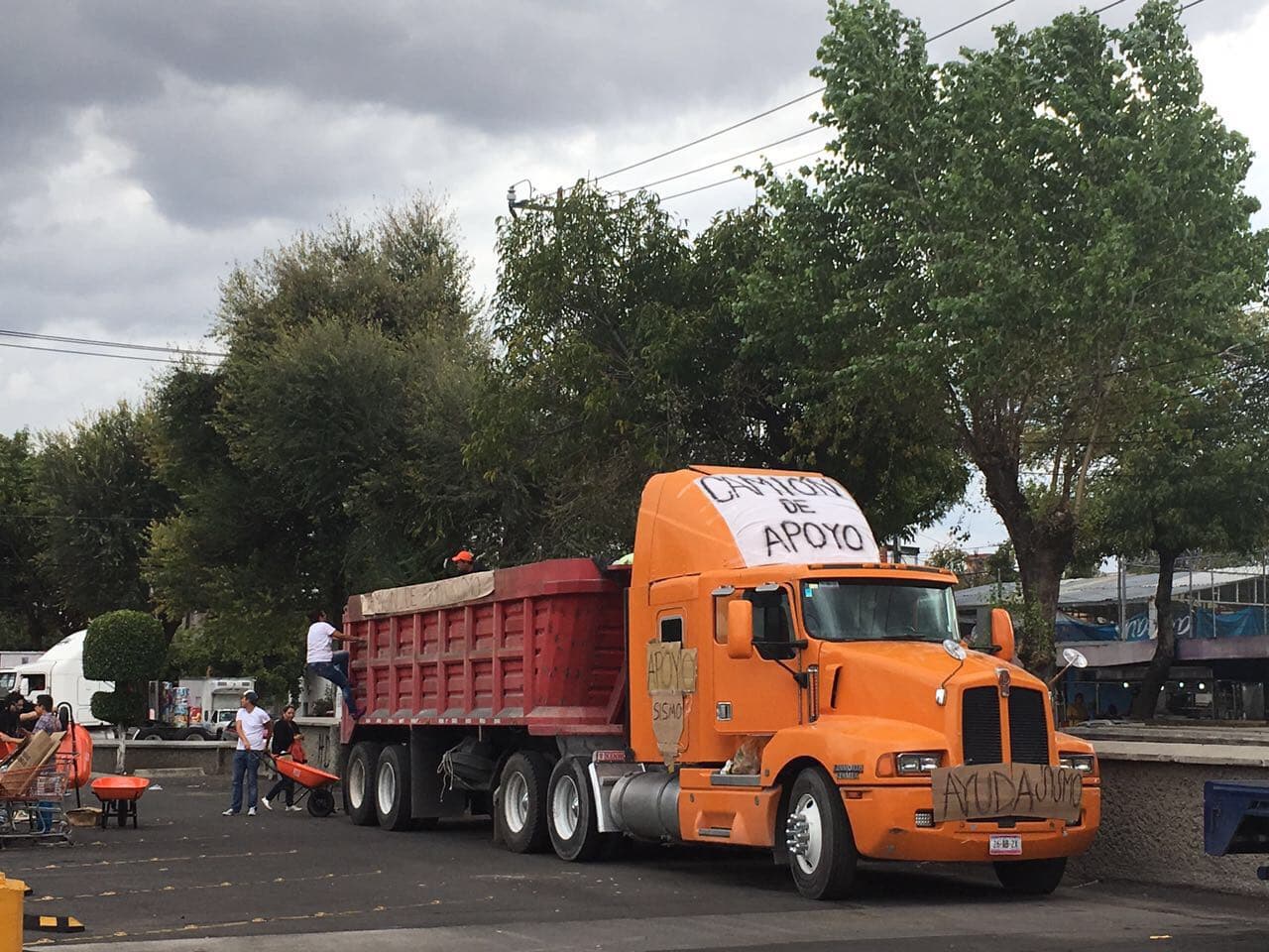 El camión contenía picos, palas, polines, herramienta y todo lo necesario para los heroícos brigadistas que día y noche están ayudando con las labores de rescate.