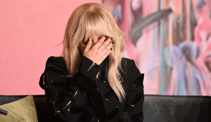 Agarrando un rosario, Lady Gaga ruega compasión tras cancelar su gira  