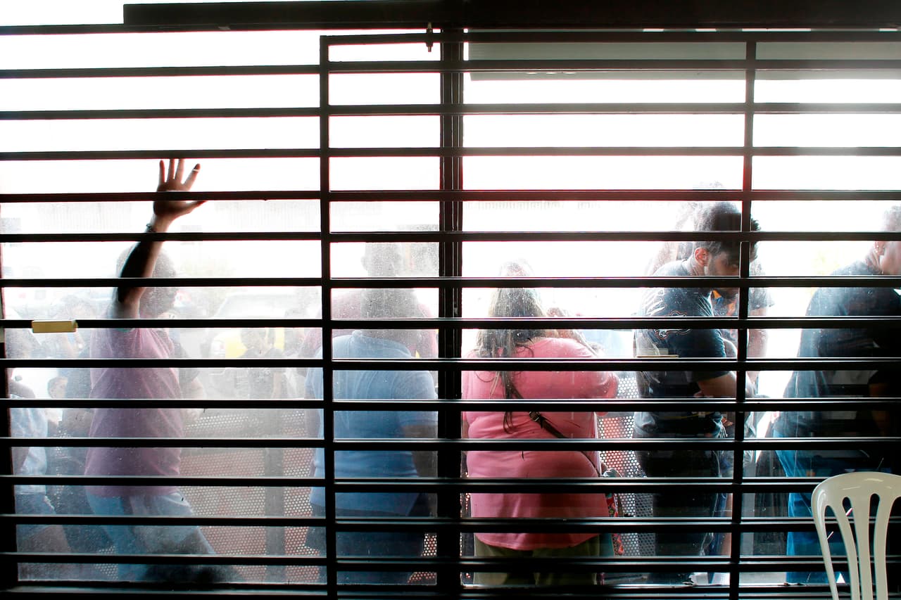 Dos semanas después del azote de Irma, la escena se repite en todo Puerto Rico mientras los ciudadanos se abastecen y toman medidas para proteger sus propiedades antes de la llegada del violento huracán María.