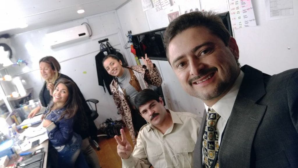 Behind the scenes, there is nothing but smiles and friendship. Newly-arrived actors already feel at home.