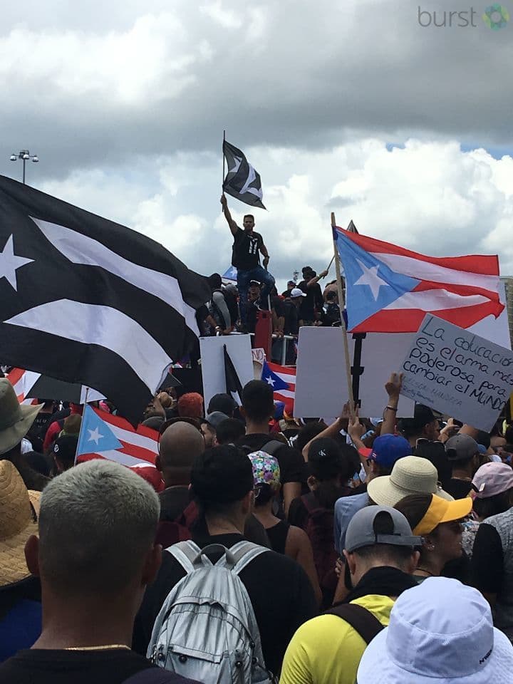 Banderas negras como símbolo histórico de luto y cansancio.