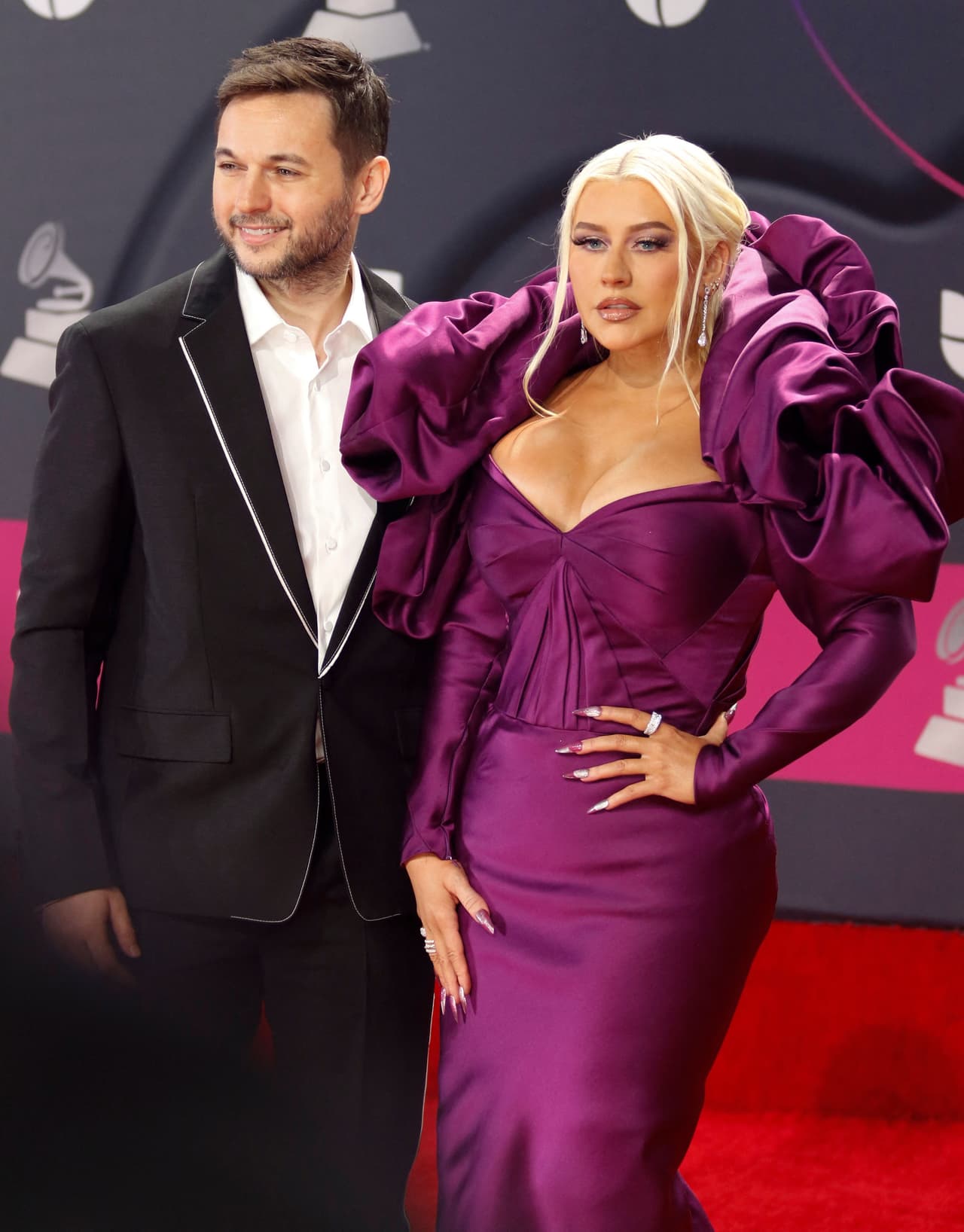 <b>Christina Aguilera</b> eligió un color vivo para la gran noche y estuvo acompañada por su prometido Matthew Rutler.