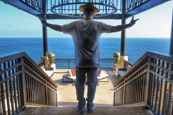 Se ha dado unos pequeños descansos, como cuando estuvo en Cancún, lugar en el que tuvo oportunidad de relajarse frente al mar.