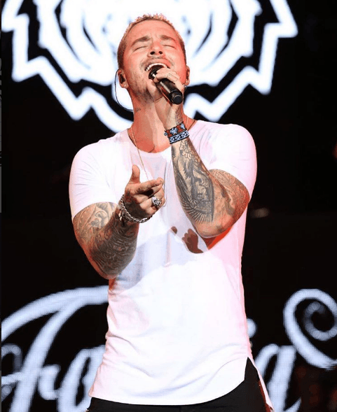 <b>J Balvin</b>
<br>Nominaciones: 12
<br>Urbano - Canción Del Año: 
<b> '</b>X' Nicky Jam & J Balvin
<br>Urbano - Artista Masculino Del Año 
<br>Urbano - Colaboración Del Año: ‘Machika’ J Balvin Ft. Anitta & Jeon 
<br>Urbano - Colaboración Del Año: 
<b> '</b>X' Nicky Jam & J Balvin
<br>Sencillo Del Año: 
<b>'</b>X' Nicky Jam & J Balvin
<br>Colaboración Del Año: 
<b>'</b>X' Nicky Jam & J Balvin
<br>Colaboración "Crossover" Del Año: 'I Like It' Cardi B, Bad Bunny & J Balvin
<br>Canción Del Año: 
<b>'</b>X' Nicky Jam & J Balvin
<br>Tour Del Año: Vibras Tour 
<br>Artista Social Del Año 
<br>Video Del Año: 'Mi Cama REMIX' Karol G & J Balvin Ft. Nicky Jam
<br>Artista Premio Lo Nuestro Del Año