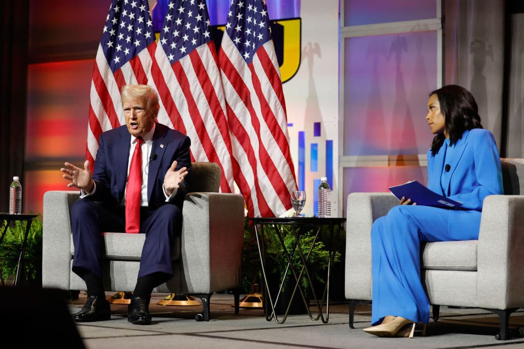 El tenso encuentro de Trump con periodistas afroestadounidenses y sus polémicos comentarios sobre Kamala Harris