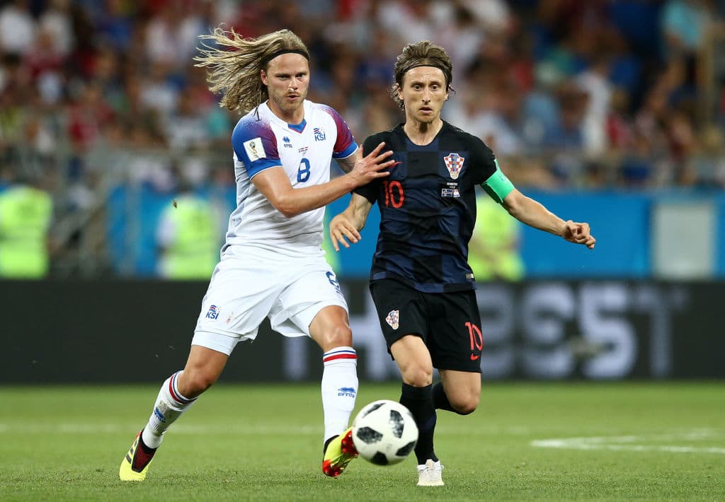 Sin embargo, y apelando a su ADN vikingo, Birkir Bjarnasson continuó en el partido y siguió desempeñándose tan bien como hasta el momento de su lesión. Aquí marcando a Luka Modric.