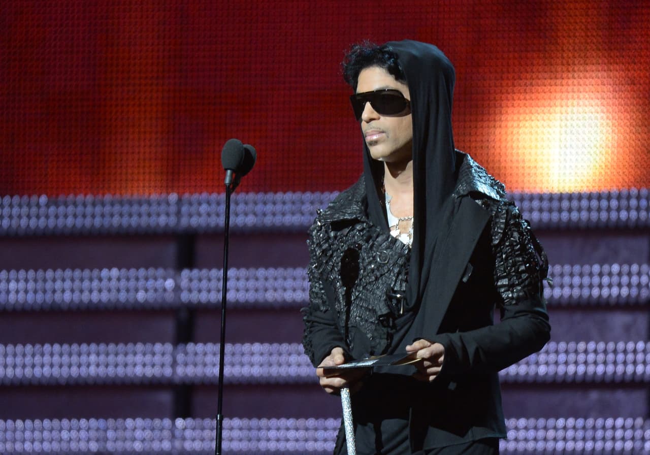 Obtuvo también un Globo de Oro por la canción "The Song Of The Heart" para la película 'Happy Feet'.