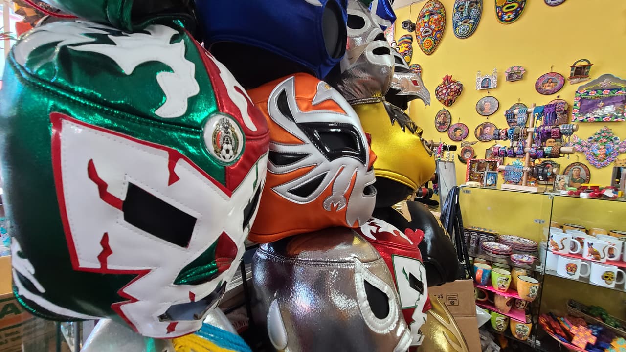 Esta colección de máscaras de lucha libre solían apuntar a la acera y darle la bienvenida a clientes. Pero con la llegada de las restricciones de salud que limitan las operaciones de los comercios de San Francisco, Connie y Ricardo se vieron forzados mover adentro mucho de lo que antes decoraba el exterior de Mixcoatl.