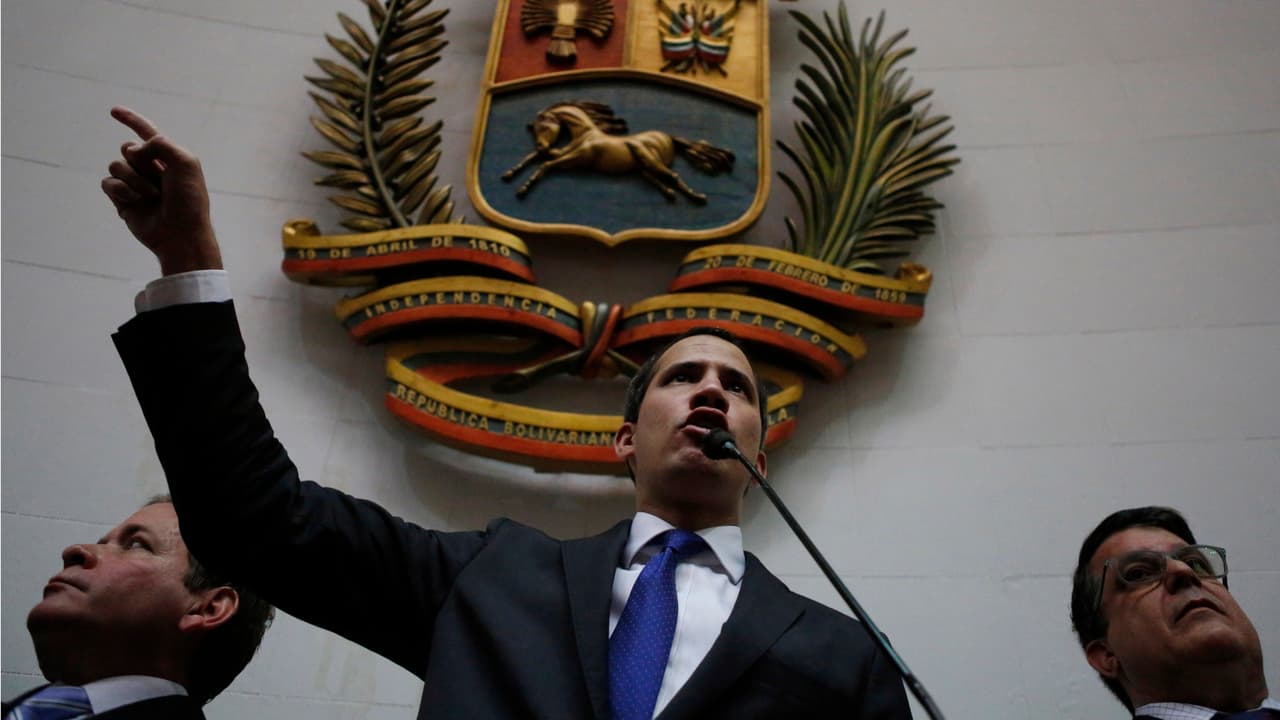 Juan Guaidó logra ingresar a la fuerza a la Asamblea de Venezuela y se juramenta