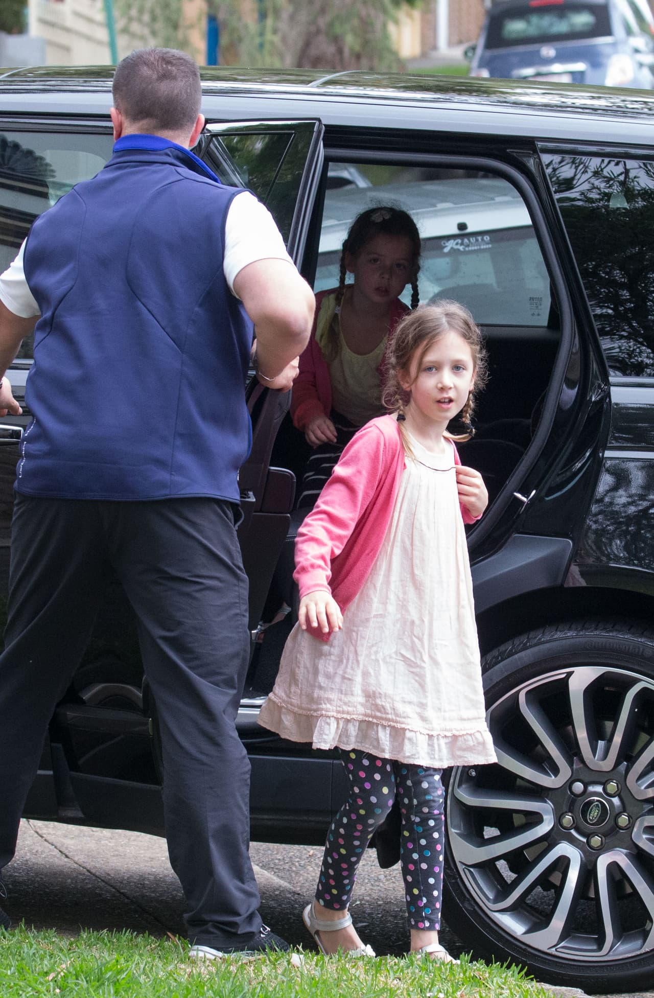 Regresó a casa y no podían faltar sus dos pequeñas.