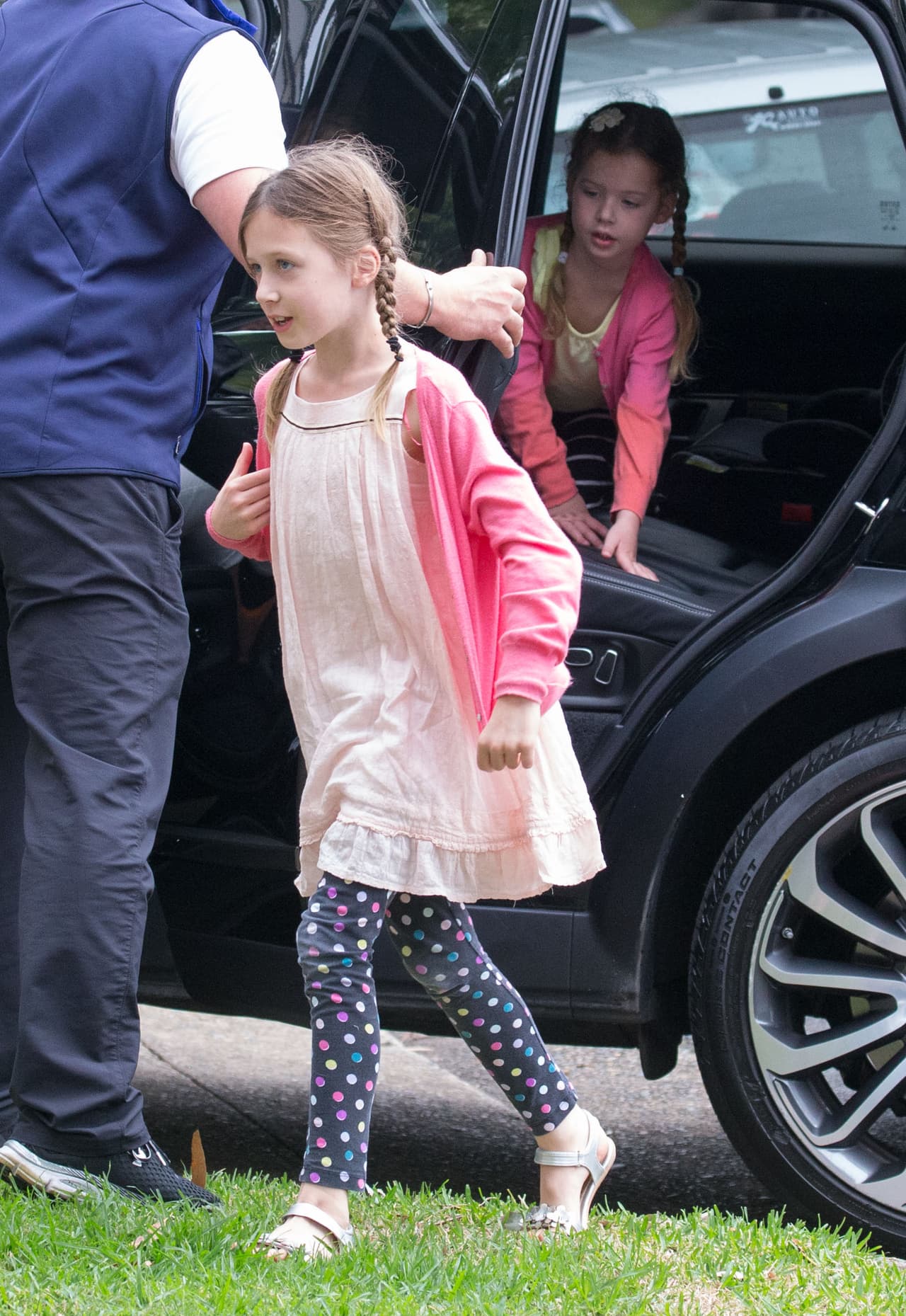 Sunday Rose y Faith Margaret salieron del auto.