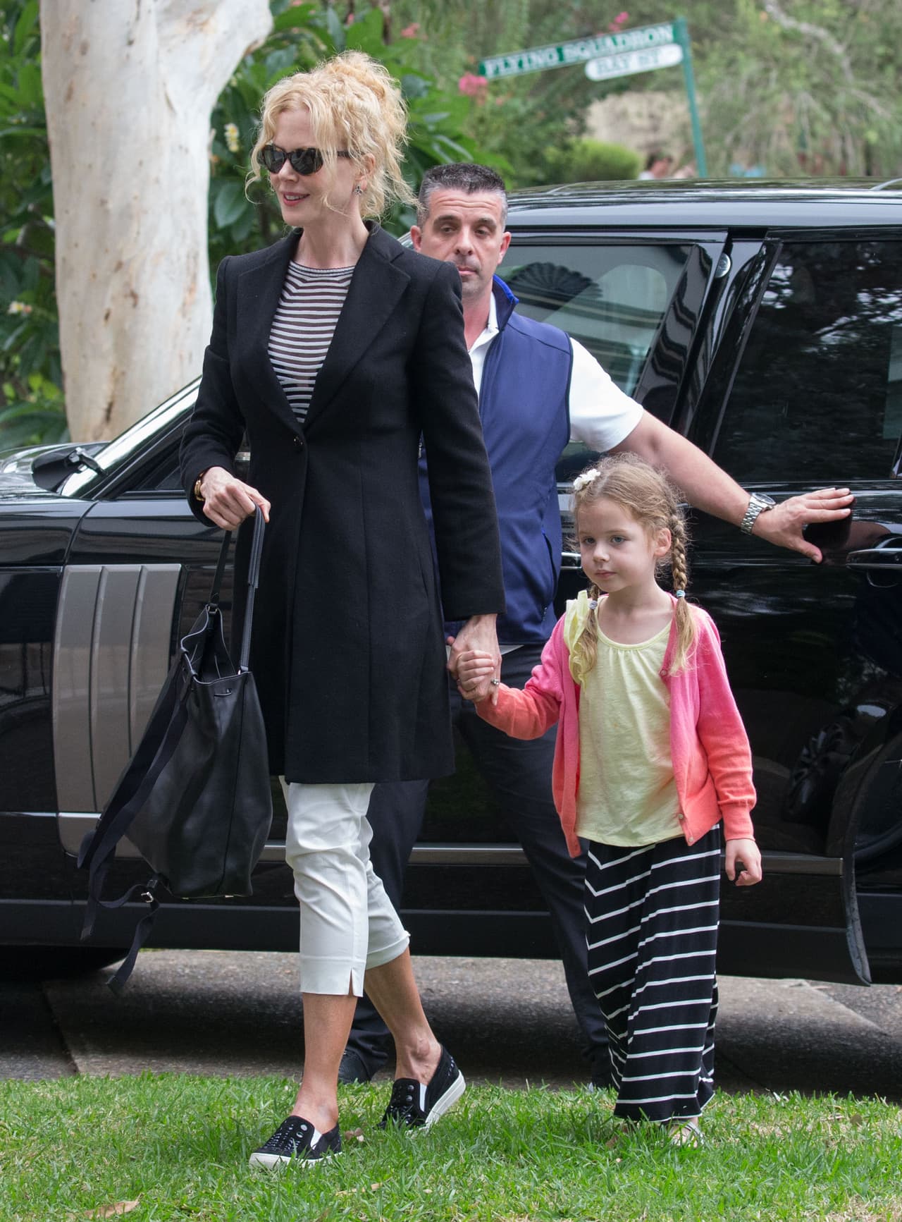 De hecho, Kidman ha llevado pantalones blancos en el ámbito más casual de su vida. Alejada del glamour de la alfombra roja los paparazzis la captaron, en 2013, paseando con su hija enfunada en un 'outfit' muy cómodo y sofisticado en el que logró un balance de colores: blanco y negro.