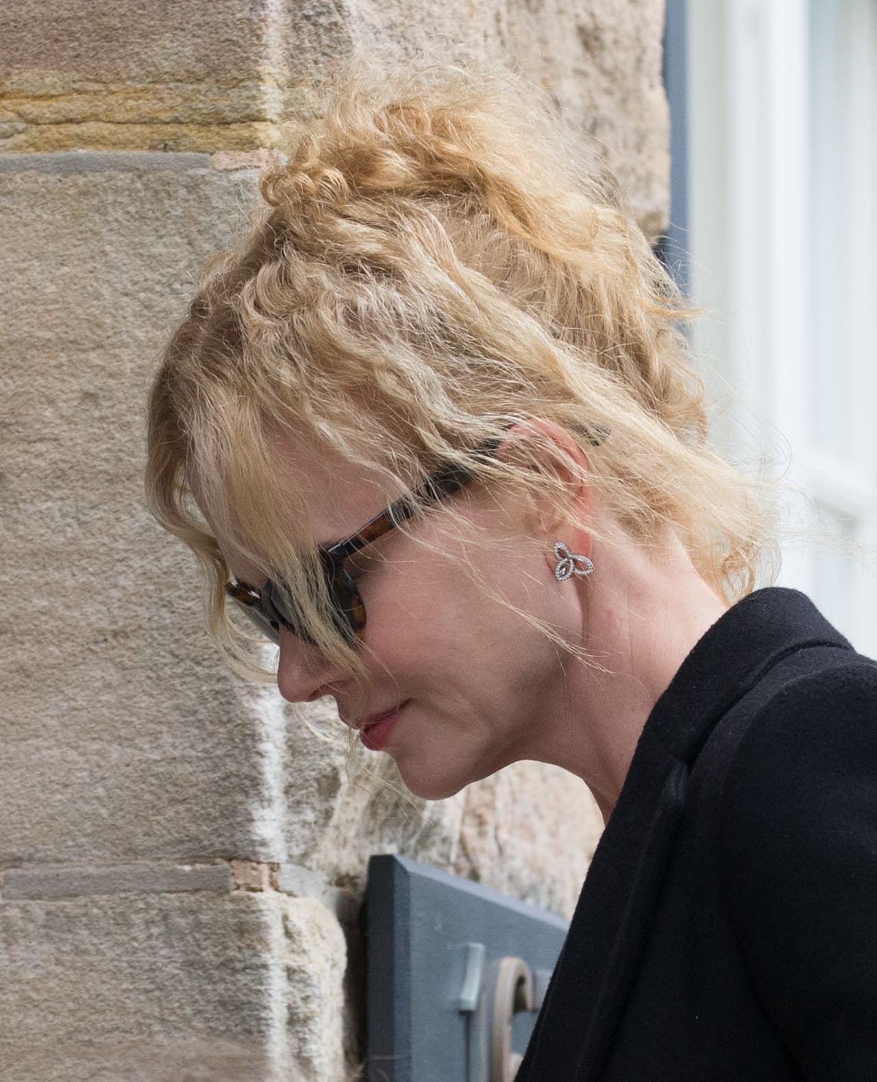 Nicole luce ahora el cabello rubio y rizado.