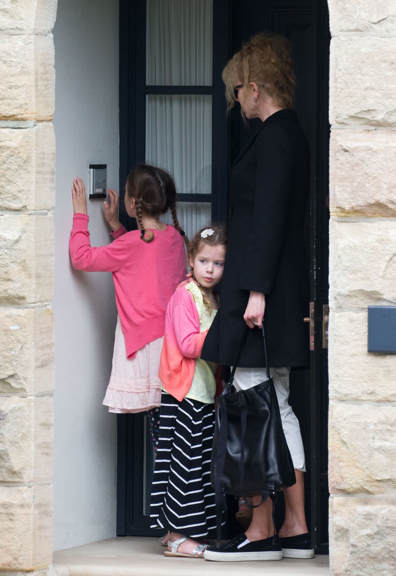 Tocaron el timbre de casa de sus abuelitos.
