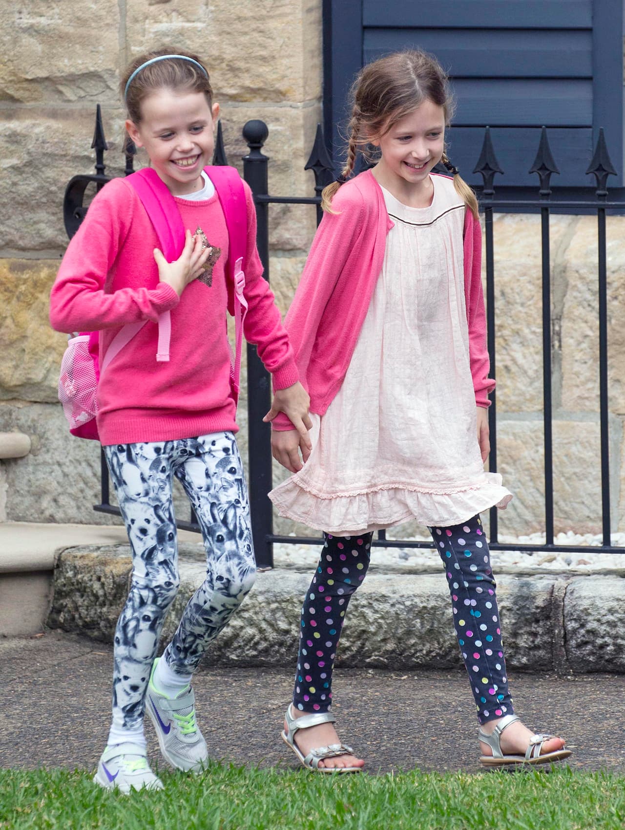 Las chicas tomaditas de la mano, felices.