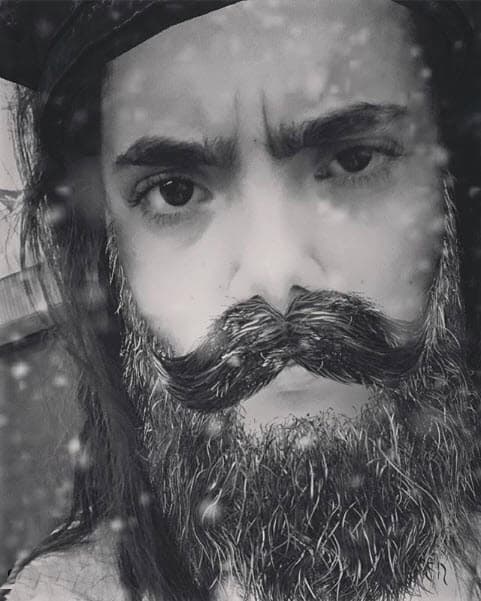 Los genes de 'El Potrillo' corren por las venas de la jovencita de 20 años, es por eso que a veces sube imágenes de broma a sus redes sociales, como esta que publicó en Instagram donde la vemos con un filtro de barba y bigote: "Ahí está apá. ¿Quién soy? @alexoficial 'Aaaragh wraaagj rajaaagh', o sea, que te amo mucho. Atte: Chewbacca".