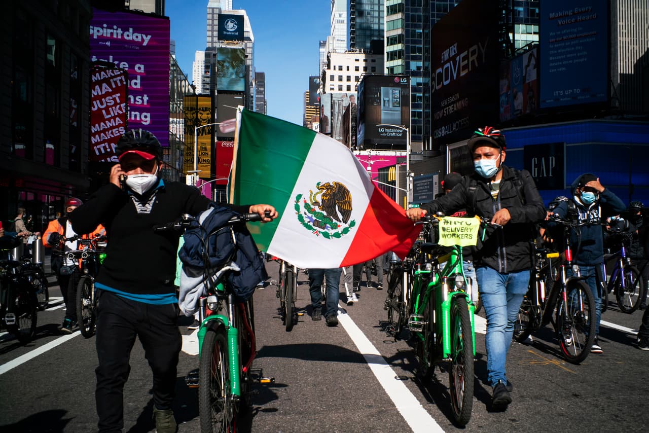 La protesta transitó varias calles de Manhattan y fue escoltada por la policía. La pandemia de covid-19 ha beneficiado a las aplicaciones de reparto de comida en Nueva York. Estas a su vez han atraído a su vez a una multitud de trabajadores inmigrantes que quedaron desempleados y ven el reparto de comida como una oportunidad laboral.