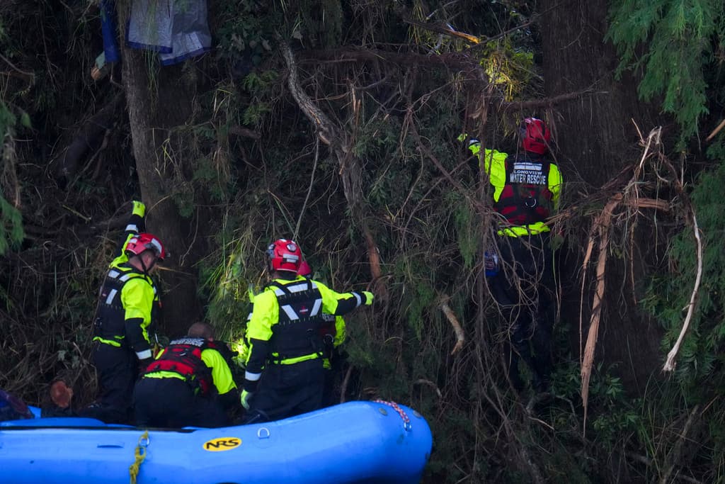 Funcionarios asisten en las labores de búsqueda en el Camp Mystic, el campamento de niñas cristianas que se inundó y en el que aún hay campistas desaparecidas.