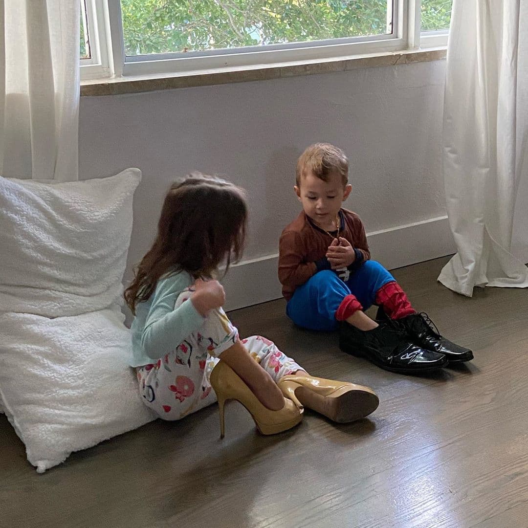 Estar en casa ante la actual situación de salud, puede ser una gran oportunidad de pasar tiempo de calidad con quienes más amamos. Así los más pequeños hijos de Alan Tacher, a quien su mami, Cristy Bernal, disfruta y les da solo la información que necesitan de acuerdo a su edad.