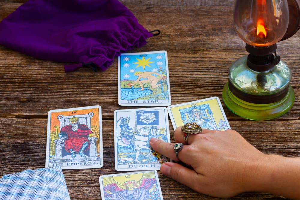 Cuando una persona está tratando de interpretar el mensaje subliminal del Tarot las lecturas tienen muchas interpretaciones. Por tanto, si estás consultado en Tarot, la Carta de la Muerte, más bien significa que pronto va a ocurrir un cambio importante en tu vida que te llevará hacia el comienzo de algo nuevo.