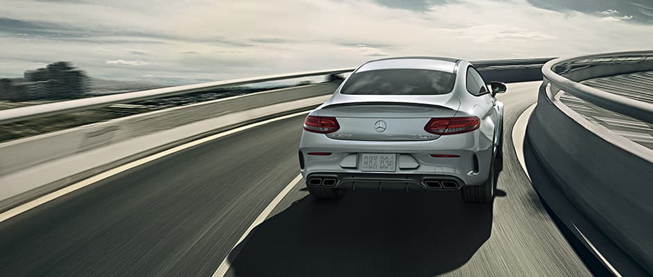 AMG le instaló al Clase C Coupé (definido por Mercedes-Benz como el más deportivo de la historia de la generación) un motor V8 de 4.0 litros y doble turbo, que produce un total de 503 caballos de fuerza en la versión C63, la más potente.