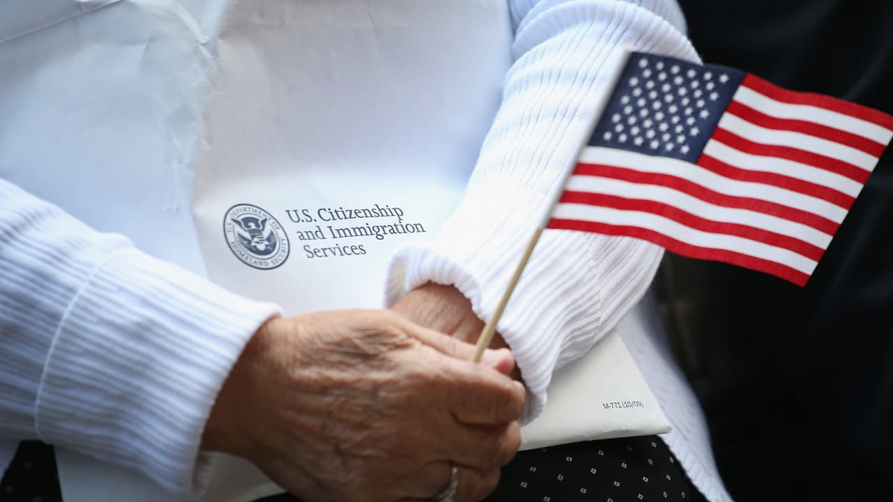 ¿Nuevo requisito para solicitar la residencia permanente? La vacuna contra el COVID-19