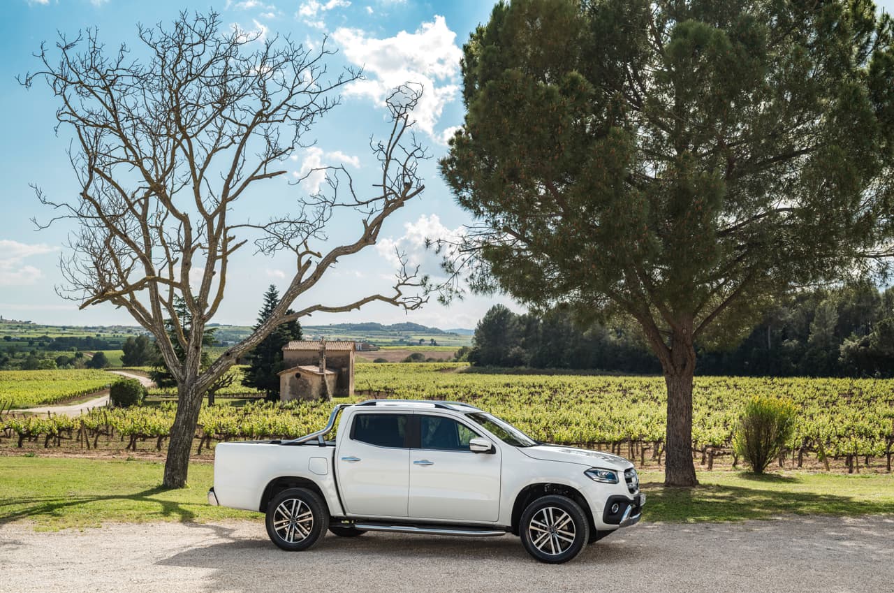 La Clase-X está basada en la
<b>Nissan Navara</b>, la camioneta pickup mediana de la Alianza Renault-Nissan que también es conocida como
<b>Renault Alaskan</b>.