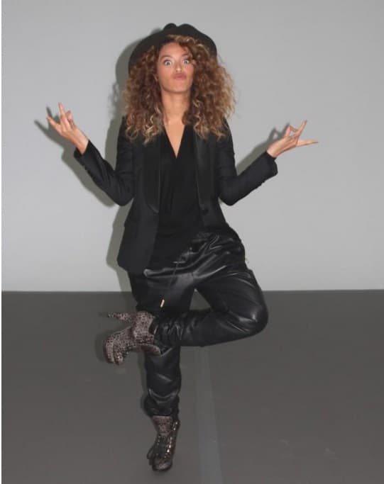 Esta simpática foto nos revela a una Beyoncé enteramente feliz y orgullosa de sus logros.