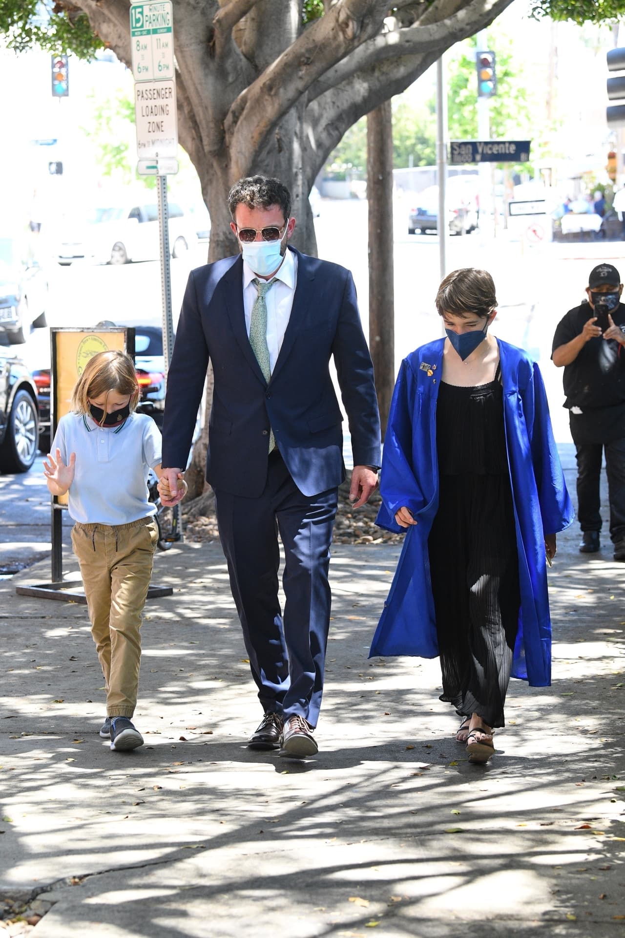 Su nuevo corte se lo hizo para su 
<a href="https://peopleenespanol.com/ponte-bella/seraphina-hija-ben-affleck-rompe-esquemas-estilo-personal-vestir/" target="_blank">graduación</a>, evento al que asistió su padre con un traje azul, reportó People en Español.
<br>