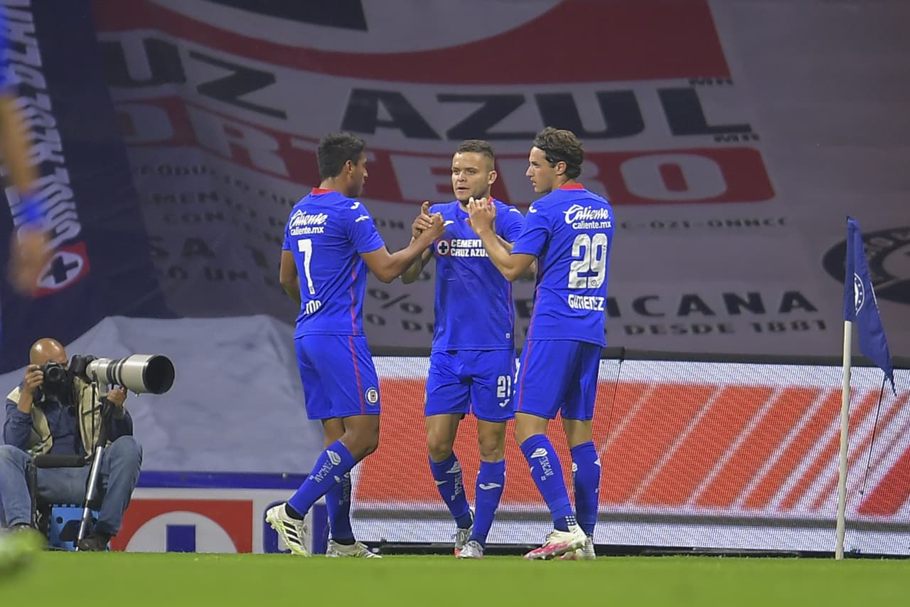 Recibió un balón filtrado, ‘burló’ al portero y remató de forma espectacular con la pierna derecha.