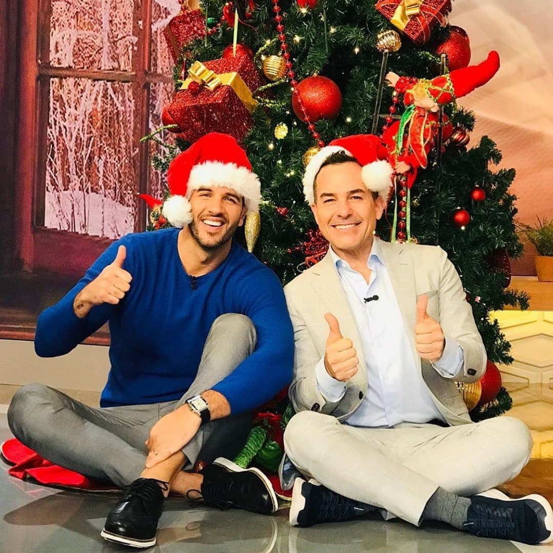 Carlos y Yisus posaron felices bajo el árbol navideño del show matutino.