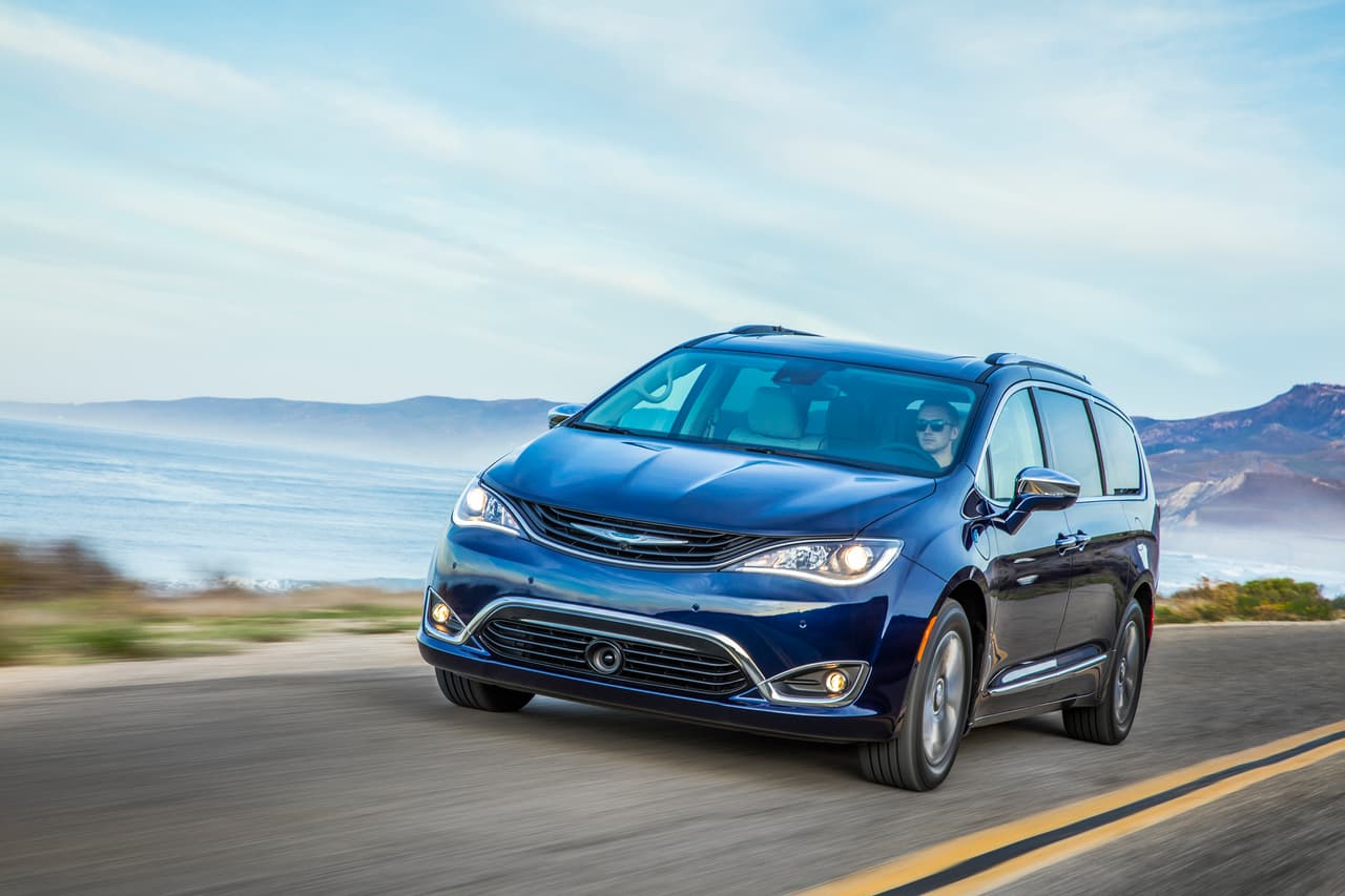 <b>Familia numerosa</b>
<br>Chrylser no puede quedar fuera de este ranking. Cómo olvidarnos de la marca que creó el segmento de las minivans y que durante años dominó ese nicho. La ubicamos en este conteo con la
<b> Chrysler Pacifica</b>, la sustituta de la Town and Country, la cual se actualiza con
<b> esta versión híbrida</b> que en modo de manejo 100% eléctrico brinda autonomía de 30 millas cuya batería puede cargarse en dos horas. Sin duda es un vehiculos para una familia numerosa preocupada por el medio ambiente y por el consumo de combustible.