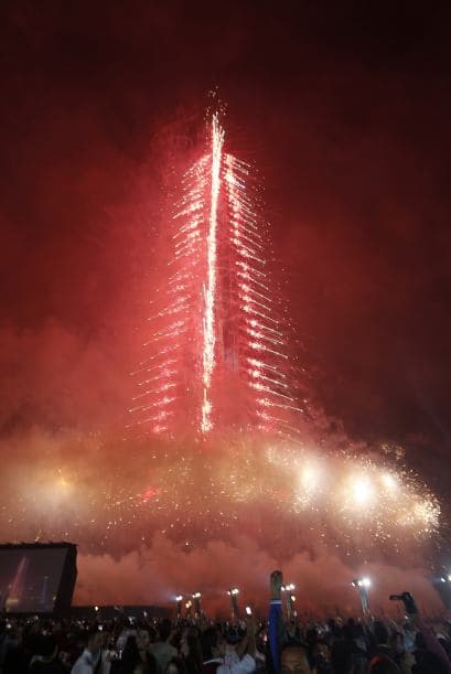 Tras un despliegue impresionante de fuegos artificiales, dieron una gran sorpresa.