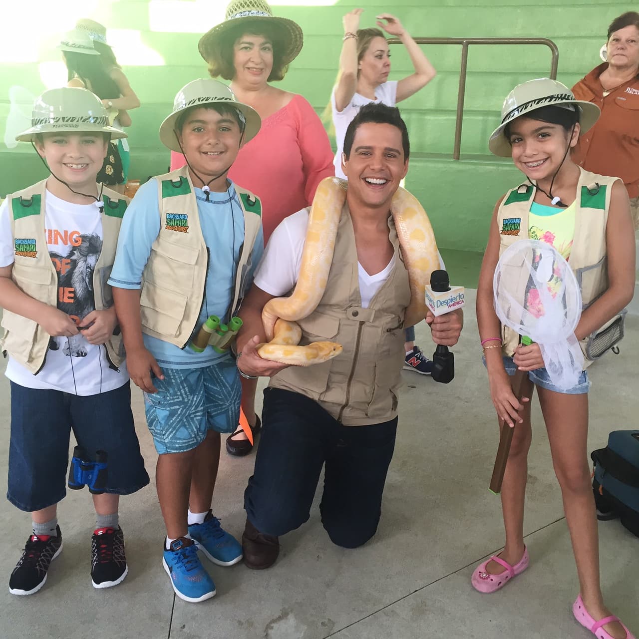 ¡Qué valiente! Alejandro se divirtió como niño conviviendo con algunos exóticos animales.