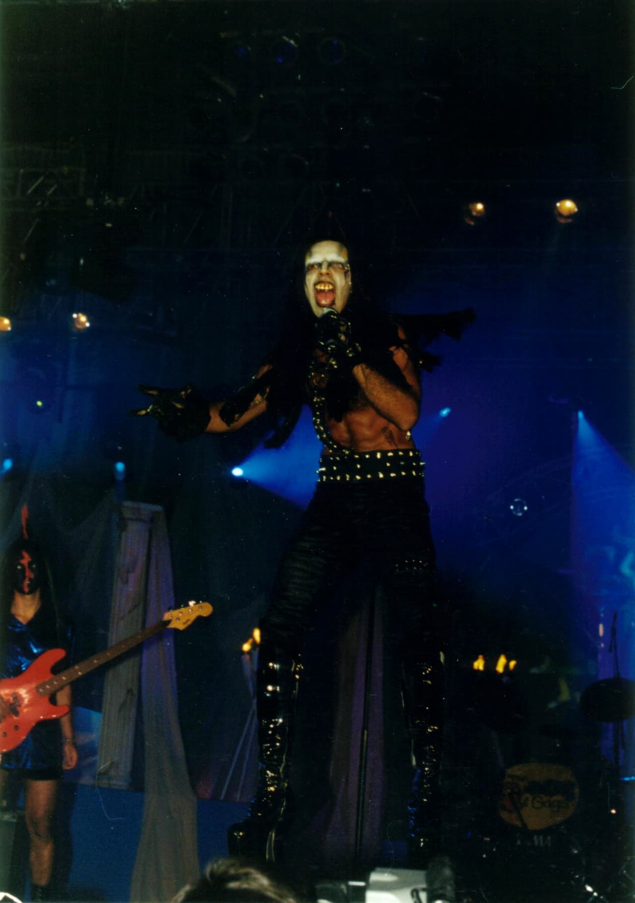 Marilyn Mensón es una parodia del cantante Marilyn Manson. Es misterioso y distraído y el vocalista de la banda 'The Rolling Gags' (parodia a los Rolling Stone). Conocido por sus éxitos como: Yo solo quiero gozar, Pluto, El final, Azul.