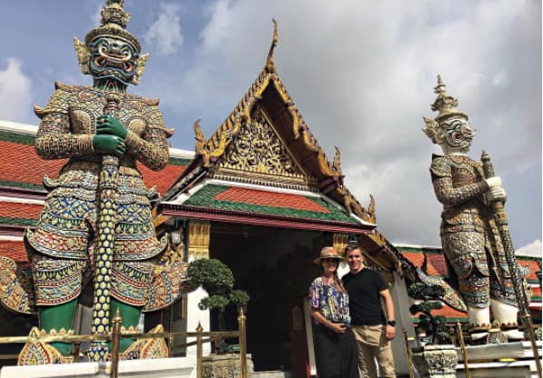 Más que listos para admirar el Buda Esmeralda en el Wat Phra Kaew del Palacio Real,