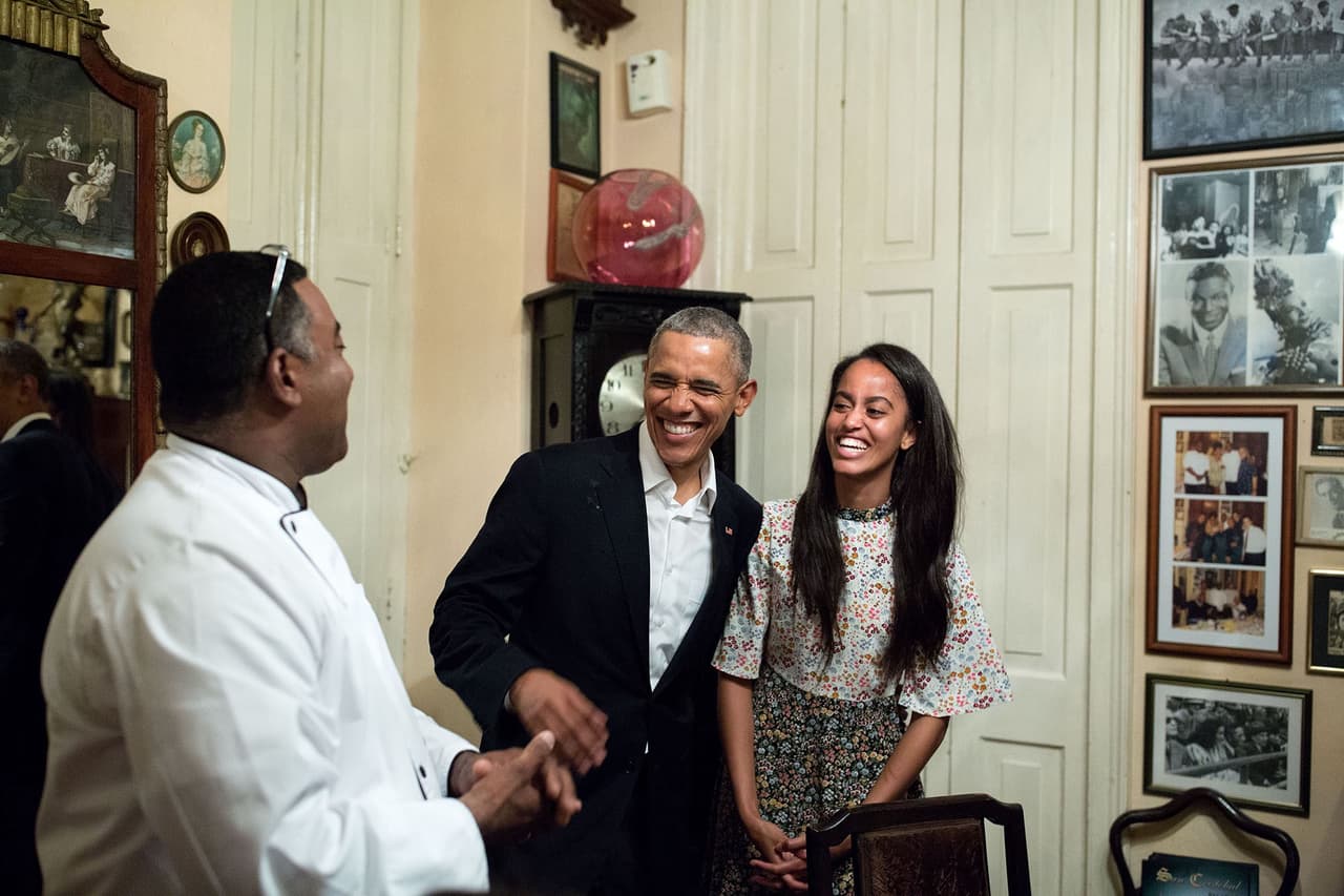 <b>20 de marzo.</b> Barack Obama y su hija Malia ríen mientras ella traduce al español para facilitar la conversación entre su padre y un restaurantero en La Habana, Cuba.
